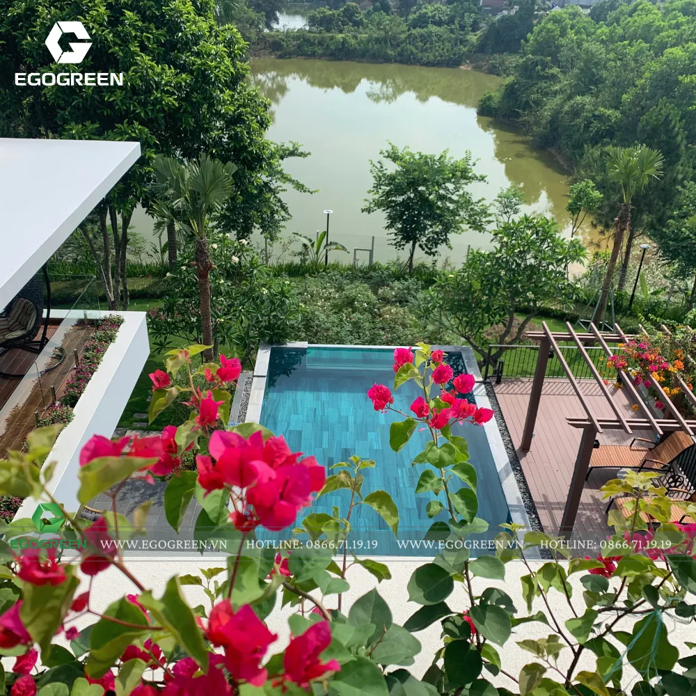 Bể bơi nước xanh trong như một resort cao cấp tại gia.